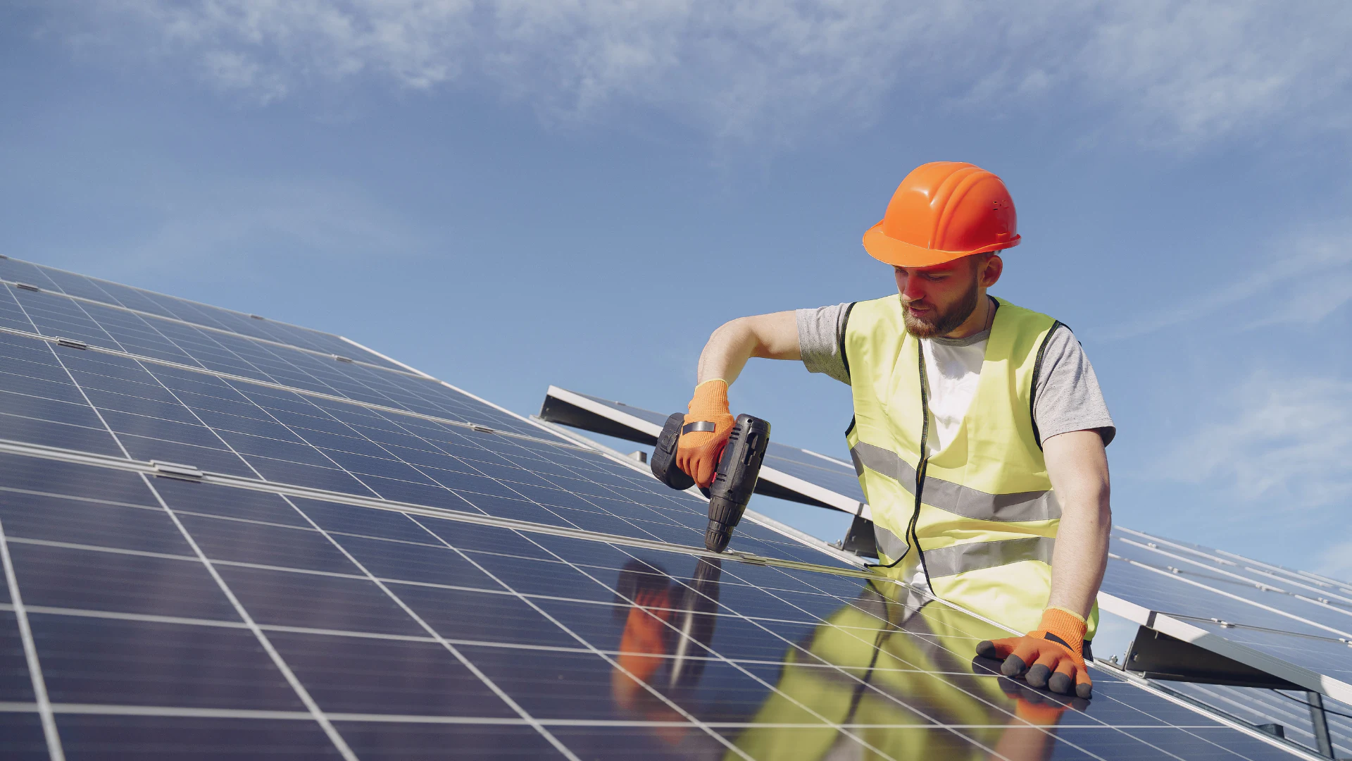 Electricista autónomo instalando placas solares en el tejado de una vivienda