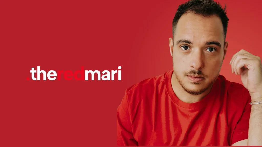 Logotipo de .theredmari junto a Mariano Di Venere con camiseta roja sobre fondo rojo